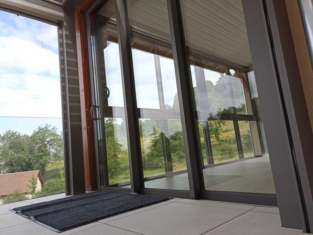 Fenêtres PVC et aluminium en rénovation dans l’Ain